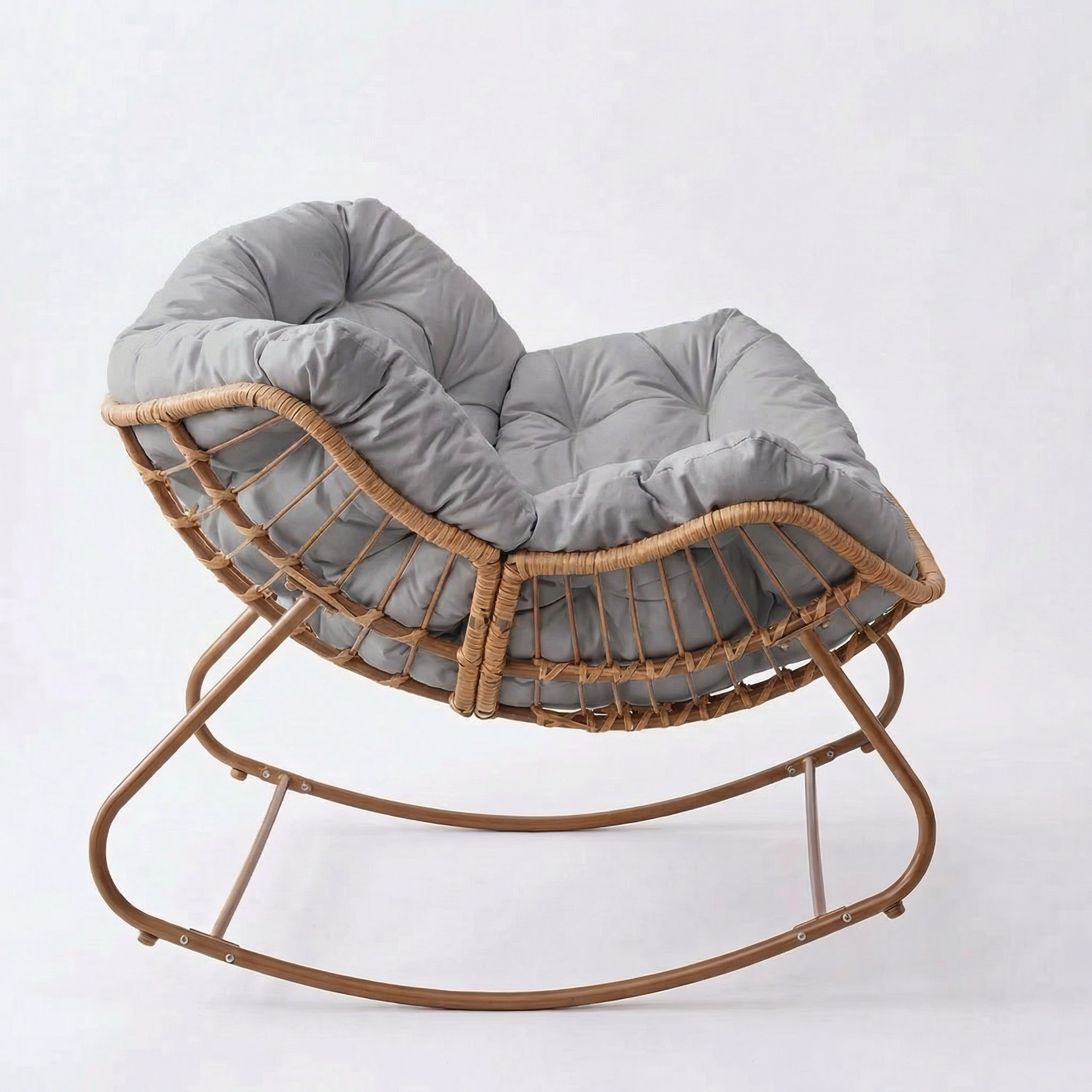 Cadeira de Balanço Nut Chair em Rattan Estrutura Robusta e Almofada Removível